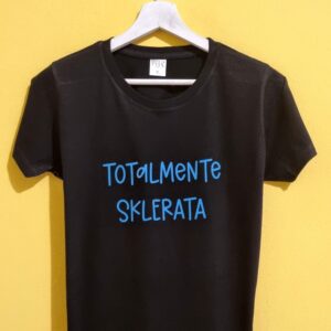 Magliette con frasi spiritose: l’idea regalo perfetta per ogni occasione! 🎁 Se cerchi un regalo che faccia ridere, emozionare e lasciare il segno, sei nel posto giusto! Le nostre magliette con frasi spiritose sono pensate per chi ama l'ironia, chi non si prende troppo sul serio e chi vuole portare un sorriso ovunque vada. 😍 Perfette come idee regalo originali per compleanni, anniversari, feste o semplicemente per sorprendere chi ami con un pensiero unico, le nostre t-shirt sono realizzate con materiali di alta qualità e stampate con cura artigianale. 🎨👕