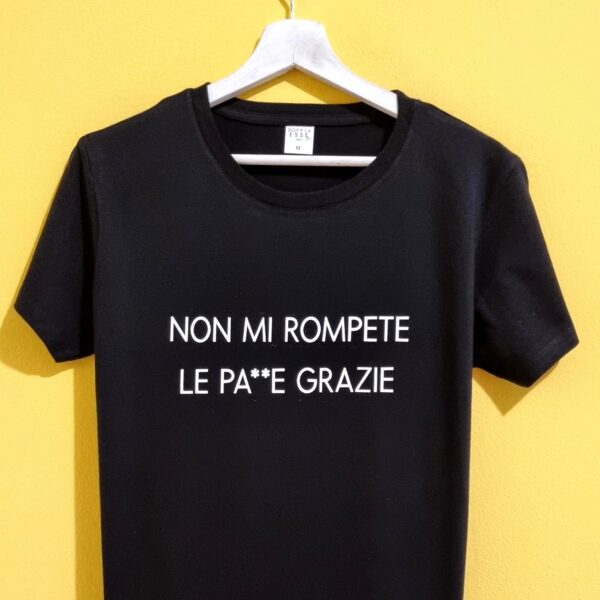 Magliette con frasi spiritose: l’idea regalo perfetta per ogni occasione! 🎁 Se cerchi un regalo che faccia ridere, emozionare e lasciare il segno, sei nel posto giusto! Le nostre magliette con frasi spiritose sono pensate per chi ama l'ironia, chi non si prende troppo sul serio e chi vuole portare un sorriso ovunque vada. 😍 Perfette come idee regalo originali per compleanni, anniversari, feste o semplicemente per sorprendere chi ami con un pensiero unico, le nostre t-shirt sono realizzate con materiali di alta qualità e stampate con cura artigianale. 🎨👕