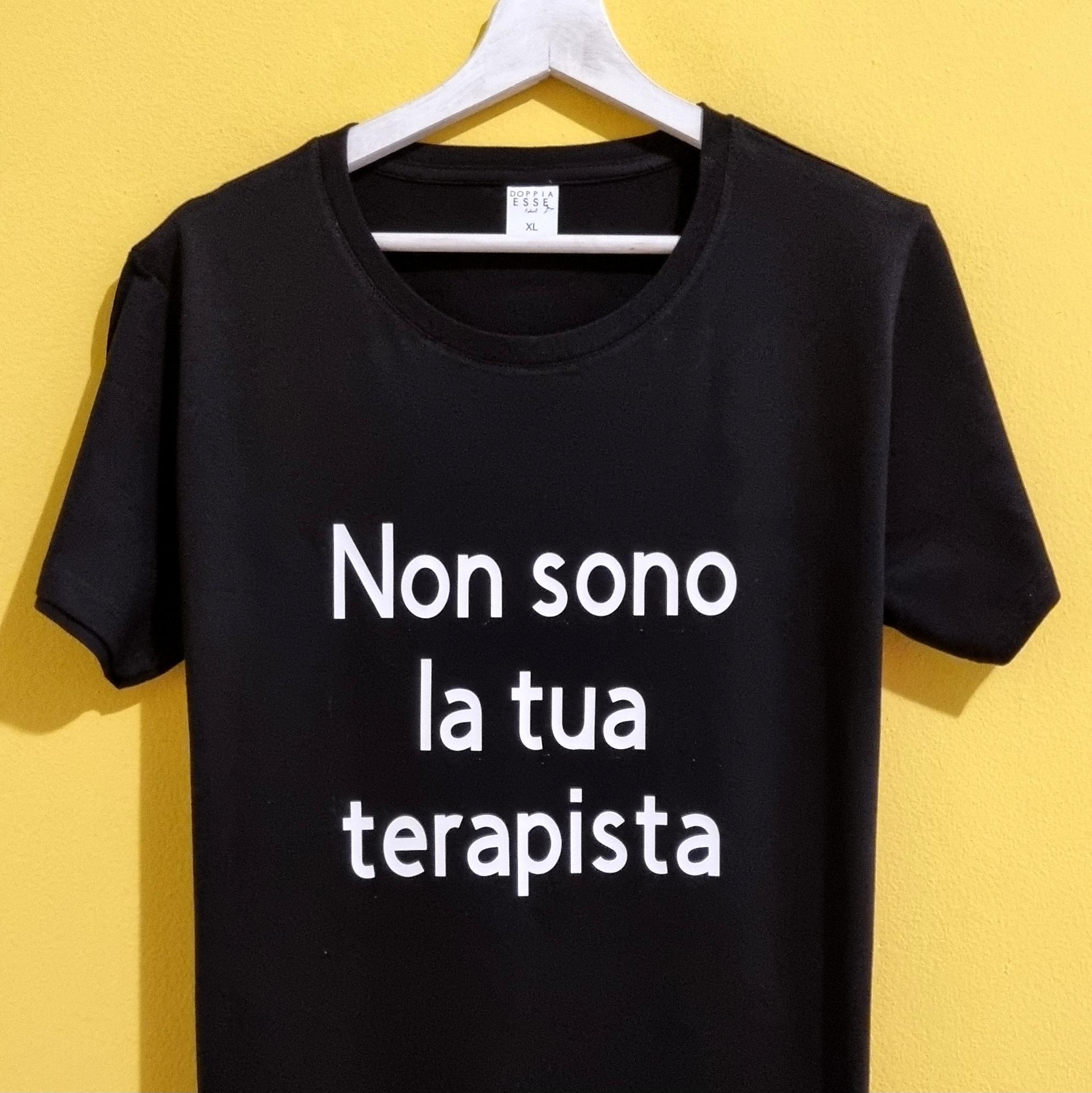 Magliette con frasi spiritose: l’idea regalo perfetta per ogni occasione! 🎁 Se cerchi un regalo che faccia ridere, emozionare e lasciare il segno, sei nel posto giusto! Le nostre magliette con frasi spiritose sono pensate per chi ama l'ironia, chi non si prende troppo sul serio e chi vuole portare un sorriso ovunque vada. 😍 Perfette come idee regalo originali per compleanni, anniversari, feste o semplicemente per sorprendere chi ami con un pensiero unico, le nostre t-shirt sono realizzate con materiali di alta qualità e stampate con cura artigianale. 🎨👕