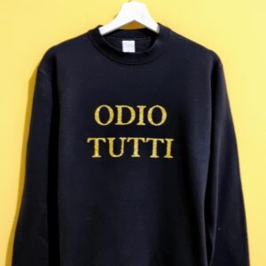 👕 Felpe girocollo personalizzabili: morbidezza, stile e personalità 🖤❤️🤍 Comode, calde e super versatili: le nostre felpe girocollo personalizzabili sono il capo must-have da avere sempre nell’armadio! Realizzate in cotone morbido di alta qualità, garantiscono comfort e vestibilità perfetta in ogni occasione: dal tempo libero alle giornate più dinamiche, dalla scuola al lavoro, fino agli outfit più casual e rilassati. Disponibili nei tre colori classici e intramontabili — rosso, bianco e nero — le nostre felpe sono la tela ideale per esprimere la tua creatività. Puoi personalizzarle con frasi ironiche, nomi, loghi, citazioni o grafiche su misura, rendendo ogni pezzo davvero unico e speciale 🎨. Grazie al taglio unisex e al girocollo classico, queste felpe si adattano perfettamente a ogni stile e silhouette. Che tu voglia un look semplice e minimal o un capo d’effetto con una stampa divertente, avrai sempre un risultato originale e curato nei minimi dettagli. 👉 Le felpe personalizzabili sono perfette per: creare un regalo originale e unico per amici o familiari 🎁 lanciare un’idea di gruppo per eventi, addii al nubilato, team aziendali o associazioni aggiungere un tocco personale al tuo guardaroba realizzare merchandising personalizzato per il tuo brand Indossa la tua storia, la tua ironia o il tuo messaggio preferito: con le felpe girocollo personalizzate il protagonista sei tu. 💥