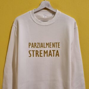 👕 Felpe girocollo personalizzabili: morbidezza, stile e personalità 🖤❤️🤍 Comode, calde e super versatili: le nostre felpe girocollo personalizzabili sono il capo must-have da avere sempre nell’armadio! Realizzate in cotone morbido di alta qualità, garantiscono comfort e vestibilità perfetta in ogni occasione: dal tempo libero alle giornate più dinamiche, dalla scuola al lavoro, fino agli outfit più casual e rilassati. Disponibili nei tre colori classici e intramontabili — rosso, bianco e nero — le nostre felpe sono la tela ideale per esprimere la tua creatività. Puoi personalizzarle con frasi ironiche, nomi, loghi, citazioni o grafiche su misura, rendendo ogni pezzo davvero unico e speciale 🎨. Grazie al taglio unisex e al girocollo classico, queste felpe si adattano perfettamente a ogni stile e silhouette. Che tu voglia un look semplice e minimal o un capo d’effetto con una stampa divertente, avrai sempre un risultato originale e curato nei minimi dettagli. 👉 Le felpe personalizzabili sono perfette per: creare un regalo originale e unico per amici o familiari 🎁 lanciare un’idea di gruppo per eventi, addii al nubilato, team aziendali o associazioni aggiungere un tocco personale al tuo guardaroba realizzare merchandising personalizzato per il tuo brand Indossa la tua storia, la tua ironia o il tuo messaggio preferito: con le felpe girocollo personalizzate il protagonista sei tu. 💥