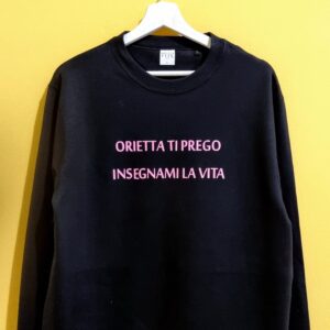 👕 Felpe girocollo personalizzabili: morbidezza, stile e personalità 🖤❤️🤍 Comode, calde e super versatili: le nostre felpe girocollo personalizzabili sono il capo must-have da avere sempre nell’armadio! Realizzate in cotone morbido di alta qualità, garantiscono comfort e vestibilità perfetta in ogni occasione: dal tempo libero alle giornate più dinamiche, dalla scuola al lavoro, fino agli outfit più casual e rilassati. Disponibili nei tre colori classici e intramontabili — rosso, bianco e nero — le nostre felpe sono la tela ideale per esprimere la tua creatività. Puoi personalizzarle con frasi ironiche, nomi, loghi, citazioni o grafiche su misura, rendendo ogni pezzo davvero unico e speciale 🎨. Grazie al taglio unisex e al girocollo classico, queste felpe si adattano perfettamente a ogni stile e silhouette. Che tu voglia un look semplice e minimal o un capo d’effetto con una stampa divertente, avrai sempre un risultato originale e curato nei minimi dettagli. 👉 Le felpe personalizzabili sono perfette per: creare un regalo originale e unico per amici o familiari 🎁 lanciare un’idea di gruppo per eventi, addii al nubilato, team aziendali o associazioni aggiungere un tocco personale al tuo guardaroba realizzare merchandising personalizzato per il tuo brand Indossa la tua storia, la tua ironia o il tuo messaggio preferito: con le felpe girocollo personalizzate il protagonista sei tu. 💥