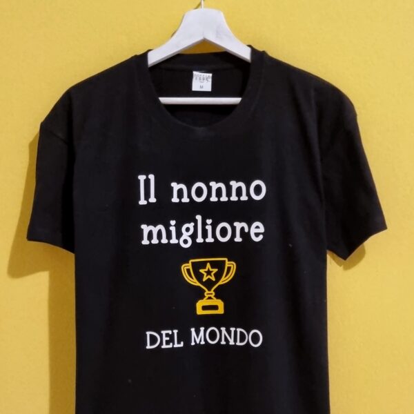 La Festa dei Nonni si celebra il 2 ottobre ed è l’occasione perfetta per ringraziare chi ci vizia, ci coccola e ci supporta sempre. Se stai cercando idee regalo originali per i nonni, le nostre magliette personalizzate sono la scelta giusta: divertenti, ironiche e affettuose, raccontano con una frase quanto sono speciali. Dalle scritte ironiche che strappano un sorriso, alle frasi dolci che scaldano il cuore, ogni maglietta per la Festa dei Nonni è pensata per diventare un ricordo unico. Puoi scegliere design con frasi spiritose, come quelle che rispecchiano il carattere del nonno o della nonna, oppure optare per una t-shirt personalizzata con nomi, date o dettagli che li renderanno fieri di indossarla. Le nostre magliette per nonni e nonne sono realizzate in cotone di alta qualità, perfette da indossare tutti i giorni e resistenti ai lavaggi. Un regalo pratico, emozionante e soprattutto diverso dal solito. Perché regalare una maglietta non è solo un gesto: è dire “ti voglio bene” con stile e un pizzico di ironia. Scegli la tua maglietta personalizzata per la Festa dei Nonni e preparati a vedere i loro occhi brillare di gioia. Un regalo che non finirà in un cassetto, ma che diventerà parte della loro quotidianità… proprio come l’amore che hanno per i loro nipoti.