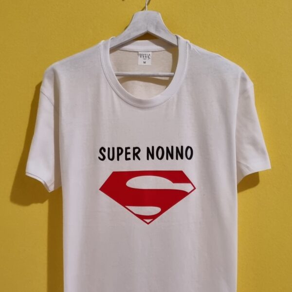 La Festa dei Nonni si celebra il 2 ottobre ed è l’occasione perfetta per ringraziare chi ci vizia, ci coccola e ci supporta sempre. Se stai cercando idee regalo originali per i nonni, le nostre magliette personalizzate sono la scelta giusta: divertenti, ironiche e affettuose, raccontano con una frase quanto sono speciali. Dalle scritte ironiche che strappano un sorriso, alle frasi dolci che scaldano il cuore, ogni maglietta per la Festa dei Nonni è pensata per diventare un ricordo unico. Puoi scegliere design con frasi spiritose, come quelle che rispecchiano il carattere del nonno o della nonna, oppure optare per una t-shirt personalizzata con nomi, date o dettagli che li renderanno fieri di indossarla. Le nostre magliette per nonni e nonne sono realizzate in cotone di alta qualità, perfette da indossare tutti i giorni e resistenti ai lavaggi. Un regalo pratico, emozionante e soprattutto diverso dal solito. Perché regalare una maglietta non è solo un gesto: è dire “ti voglio bene” con stile e un pizzico di ironia. Scegli la tua maglietta personalizzata per la Festa dei Nonni e preparati a vedere i loro occhi brillare di gioia. Un regalo che non finirà in un cassetto, ma che diventerà parte della loro quotidianità… proprio come l’amore che hanno per i loro nipoti.