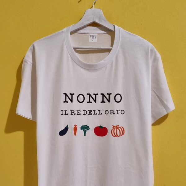 La Festa dei Nonni si celebra il 2 ottobre ed è l’occasione perfetta per ringraziare chi ci vizia, ci coccola e ci supporta sempre. Se stai cercando idee regalo originali per i nonni, le nostre magliette personalizzate sono la scelta giusta: divertenti, ironiche e affettuose, raccontano con una frase quanto sono speciali. Dalle scritte ironiche che strappano un sorriso, alle frasi dolci che scaldano il cuore, ogni maglietta per la Festa dei Nonni è pensata per diventare un ricordo unico. Puoi scegliere design con frasi spiritose, come quelle che rispecchiano il carattere del nonno o della nonna, oppure optare per una t-shirt personalizzata con nomi, date o dettagli che li renderanno fieri di indossarla. Le nostre magliette per nonni e nonne sono realizzate in cotone di alta qualità, perfette da indossare tutti i giorni e resistenti ai lavaggi. Un regalo pratico, emozionante e soprattutto diverso dal solito. Perché regalare una maglietta non è solo un gesto: è dire “ti voglio bene” con stile e un pizzico di ironia. Scegli la tua maglietta personalizzata per la Festa dei Nonni e preparati a vedere i loro occhi brillare di gioia. Un regalo che non finirà in un cassetto, ma che diventerà parte della loro quotidianità… proprio come l’amore che hanno per i loro nipoti.