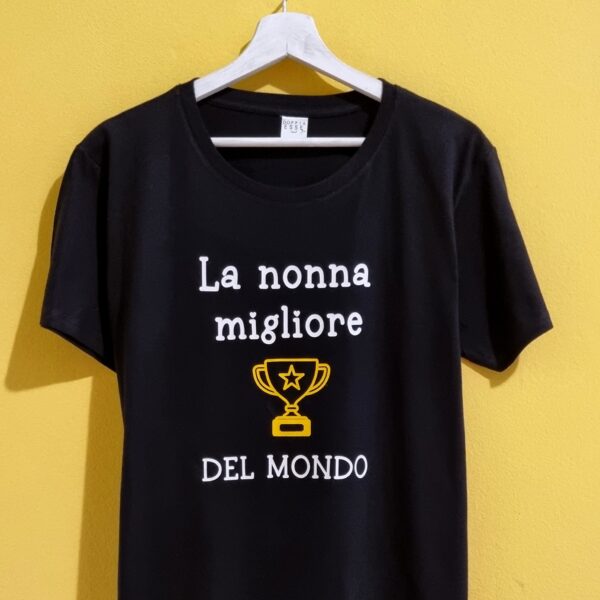 La Festa dei Nonni si celebra il 2 ottobre ed è l’occasione perfetta per ringraziare chi ci vizia, ci coccola e ci supporta sempre. Se stai cercando idee regalo originali per i nonni, le nostre magliette personalizzate sono la scelta giusta: divertenti, ironiche e affettuose, raccontano con una frase quanto sono speciali. Dalle scritte ironiche che strappano un sorriso, alle frasi dolci che scaldano il cuore, ogni maglietta per la Festa dei Nonni è pensata per diventare un ricordo unico. Puoi scegliere design con frasi spiritose, come quelle che rispecchiano il carattere del nonno o della nonna, oppure optare per una t-shirt personalizzata con nomi, date o dettagli che li renderanno fieri di indossarla. Le nostre magliette per nonni e nonne sono realizzate in cotone di alta qualità, perfette da indossare tutti i giorni e resistenti ai lavaggi. Un regalo pratico, emozionante e soprattutto diverso dal solito. Perché regalare una maglietta non è solo un gesto: è dire “ti voglio bene” con stile e un pizzico di ironia. Scegli la tua maglietta personalizzata per la Festa dei Nonni e preparati a vedere i loro occhi brillare di gioia. Un regalo che non finirà in un cassetto, ma che diventerà parte della loro quotidianità… proprio come l’amore che hanno per i loro nipoti.