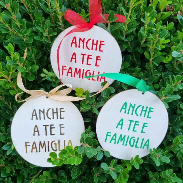 ADDOBBO NATALIZIO IN LEGNO "ANCHE A TE E FAMIGLIA" - immagine 2