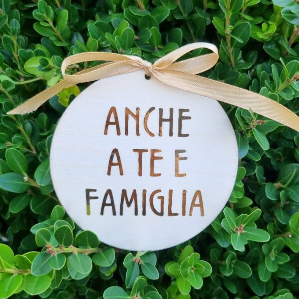 ADDOBBO NATALIZIO IN LEGNO "ANCHE A TE E FAMIGLIA"