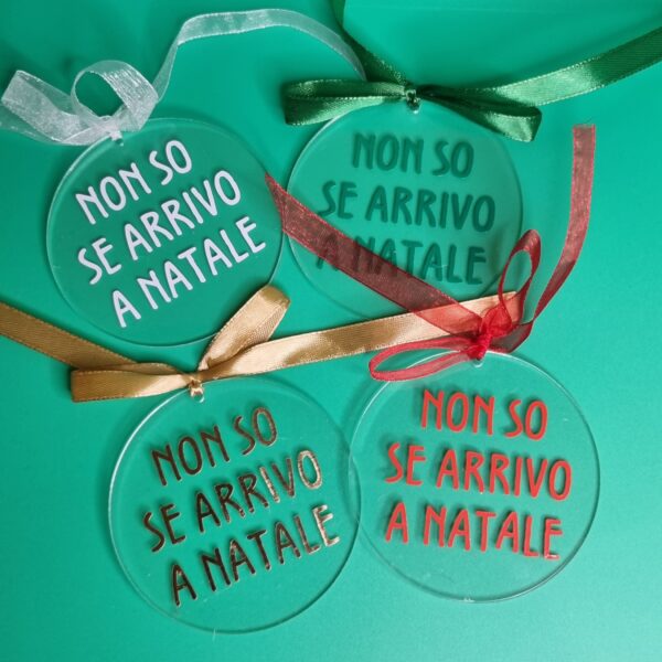 ADDOBBO NATALIZIO "NON SO SE ARRIVO A NATALE" (diametro 7,5 cm) - immagine 2