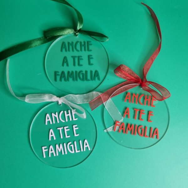 ADDOBBO NATALIZIO "Anche a te e famiglia" (diametro 7,5 cm) - immagine 2