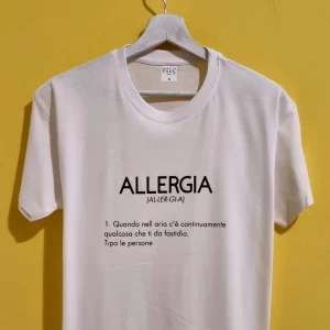 Magliette con frasi spiritose: l’idea regalo perfetta per ogni occasione! 🎁 Se cerchi un regalo che faccia ridere, emozionare e lasciare il segno, sei nel posto giusto! Le nostre magliette con frasi spiritose sono pensate per chi ama l’ironia, chi non si prende troppo sul serio e chi vuole portare un sorriso ovunque vada. 😍 Perfette come idee regalo originali per compleanni, anniversari, feste o semplicemente per sorprendere chi ami con un pensiero unico, le nostre t-shirt sono realizzate con materiali di alta qualità e stampate con cura artigianale. 🎨👕 Dal sarcasmo più elegante alla battuta più spudorata, qui trovi la maglietta perfetta per raccontare chi sei… o per prendere amorevolmente in giro un amico! 😂 Perché scegliere una nostra maglietta? Frasi uniche e creative ✍️ Tessuti morbidi e resistenti 💪 Idee regalo per tutte le età 🎂 Personalizzazioni su richiesta ✨ Scegli la tua preferita e preparati a regalare (o a regalarti) una dose di buonumore formato t-shirt! Scopri subito tutte le nostre magliette spiritose e trova il regalo perfetto!