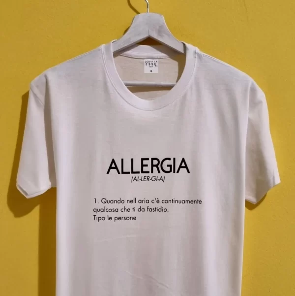 Magliette con frasi spiritose: l’idea regalo perfetta per ogni occasione! 🎁 Se cerchi un regalo che faccia ridere, emozionare e lasciare il segno, sei nel posto giusto! Le nostre magliette con frasi spiritose sono pensate per chi ama l’ironia, chi non si prende troppo sul serio e chi vuole portare un sorriso ovunque vada. 😍 Perfette come idee regalo originali per compleanni, anniversari, feste o semplicemente per sorprendere chi ami con un pensiero unico, le nostre t-shirt sono realizzate con materiali di alta qualità e stampate con cura artigianale. 🎨👕 Dal sarcasmo più elegante alla battuta più spudorata, qui trovi la maglietta perfetta per raccontare chi sei… o per prendere amorevolmente in giro un amico! 😂 Perché scegliere una nostra maglietta? Frasi uniche e creative ✍️ Tessuti morbidi e resistenti 💪 Idee regalo per tutte le età 🎂 Personalizzazioni su richiesta ✨ Scegli la tua preferita e preparati a regalare (o a regalarti) una dose di buonumore formato t-shirt! Scopri subito tutte le nostre magliette spiritose e trova il regalo perfetto!