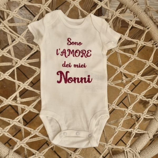 La Festa dei Nonni si celebra il 2 ottobre ed è l’occasione perfetta per ringraziare chi ci vizia, ci coccola e ci supporta sempre. Se stai cercando idee regalo originali per i nonni, le nostre magliette personalizzate sono la scelta giusta: divertenti, ironiche e affettuose, raccontano con una frase quanto sono speciali. Dalle scritte ironiche che strappano un sorriso, alle frasi dolci che scaldano il cuore, ogni maglietta per la Festa dei Nonni è pensata per diventare un ricordo unico. Puoi scegliere design con frasi spiritose, come quelle che rispecchiano il carattere del nonno o della nonna, oppure optare per una t-shirt personalizzata con nomi, date o dettagli che li renderanno fieri di indossarla. Le nostre magliette per nonni e nonne sono realizzate in cotone di alta qualità, perfette da indossare tutti i giorni e resistenti ai lavaggi. Un regalo pratico, emozionante e soprattutto diverso dal solito. Perché regalare una maglietta non è solo un gesto: è dire “ti voglio bene” con stile e un pizzico di ironia. Scegli la tua maglietta personalizzata per la Festa dei Nonni e preparati a vedere i loro occhi brillare di gioia. Un regalo che non finirà in un cassetto, ma che diventerà parte della loro quotidianità… proprio come l’amore che hanno per i loro nipoti.