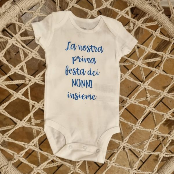 La Festa dei Nonni si celebra il 2 ottobre ed è l’occasione perfetta per ringraziare chi ci vizia, ci coccola e ci supporta sempre. Se stai cercando idee regalo originali per i nonni, le nostre magliette personalizzate sono la scelta giusta: divertenti, ironiche e affettuose, raccontano con una frase quanto sono speciali. Dalle scritte ironiche che strappano un sorriso, alle frasi dolci che scaldano il cuore, ogni maglietta per la Festa dei Nonni è pensata per diventare un ricordo unico. Puoi scegliere design con frasi spiritose, come quelle che rispecchiano il carattere del nonno o della nonna, oppure optare per una t-shirt personalizzata con nomi, date o dettagli che li renderanno fieri di indossarla. Le nostre magliette per nonni e nonne sono realizzate in cotone di alta qualità, perfette da indossare tutti i giorni e resistenti ai lavaggi. Un regalo pratico, emozionante e soprattutto diverso dal solito. Perché regalare una maglietta non è solo un gesto: è dire “ti voglio bene” con stile e un pizzico di ironia. Scegli la tua maglietta personalizzata per la Festa dei Nonni e preparati a vedere i loro occhi brillare di gioia. Un regalo che non finirà in un cassetto, ma che diventerà parte della loro quotidianità… proprio come l’amore che hanno per i loro nipoti.