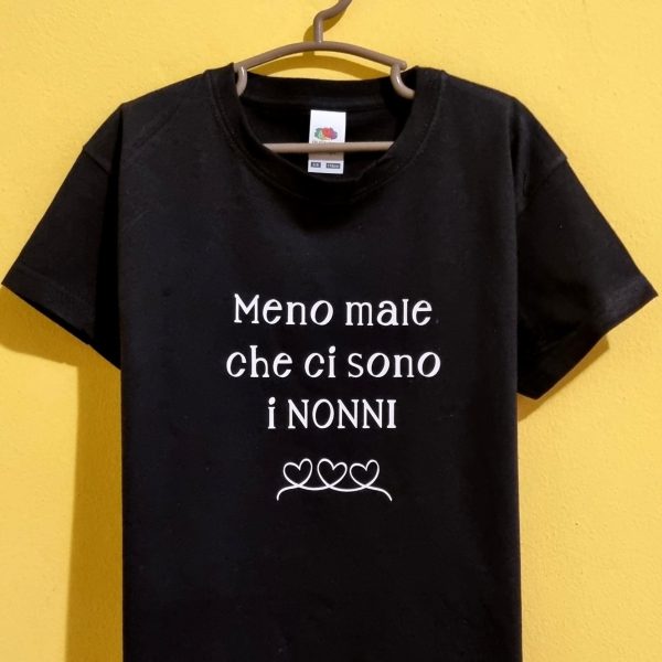 La Festa dei Nonni si celebra il 2 ottobre ed è l’occasione perfetta per ringraziare chi ci vizia, ci coccola e ci supporta sempre. Se stai cercando idee regalo originali per i nonni, le nostre magliette personalizzate sono la scelta giusta: divertenti, ironiche e affettuose, raccontano con una frase quanto sono speciali. Dalle scritte ironiche che strappano un sorriso, alle frasi dolci che scaldano il cuore, ogni maglietta per la Festa dei Nonni è pensata per diventare un ricordo unico. Puoi scegliere design con frasi spiritose, come quelle che rispecchiano il carattere del nonno o della nonna, oppure optare per una t-shirt personalizzata con nomi, date o dettagli che li renderanno fieri di indossarla. Le nostre magliette per nonni e nonne sono realizzate in cotone di alta qualità, perfette da indossare tutti i giorni e resistenti ai lavaggi. Un regalo pratico, emozionante e soprattutto diverso dal solito. Perché regalare una maglietta non è solo un gesto: è dire “ti voglio bene” con stile e un pizzico di ironia. Scegli la tua maglietta personalizzata per la Festa dei Nonni e preparati a vedere i loro occhi brillare di gioia. Un regalo che non finirà in un cassetto, ma che diventerà parte della loro quotidianità… proprio come l’amore che hanno per i loro nipoti.