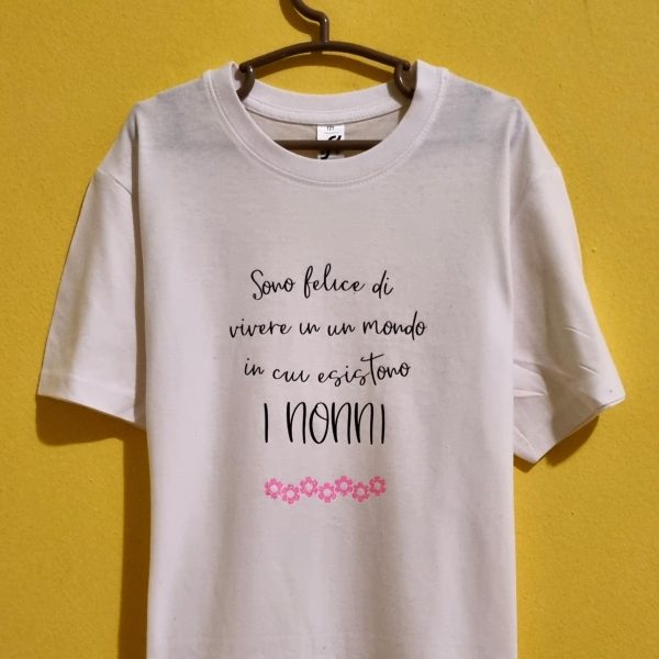 La Festa dei Nonni si celebra il 2 ottobre ed è l’occasione perfetta per ringraziare chi ci vizia, ci coccola e ci supporta sempre. Se stai cercando idee regalo originali per i nonni, le nostre magliette personalizzate sono la scelta giusta: divertenti, ironiche e affettuose, raccontano con una frase quanto sono speciali. Dalle scritte ironiche che strappano un sorriso, alle frasi dolci che scaldano il cuore, ogni maglietta per la Festa dei Nonni è pensata per diventare un ricordo unico. Puoi scegliere design con frasi spiritose, come quelle che rispecchiano il carattere del nonno o della nonna, oppure optare per una t-shirt personalizzata con nomi, date o dettagli che li renderanno fieri di indossarla. Le nostre magliette per nonni e nonne sono realizzate in cotone di alta qualità, perfette da indossare tutti i giorni e resistenti ai lavaggi. Un regalo pratico, emozionante e soprattutto diverso dal solito. Perché regalare una maglietta non è solo un gesto: è dire “ti voglio bene” con stile e un pizzico di ironia. Scegli la tua maglietta personalizzata per la Festa dei Nonni e preparati a vedere i loro occhi brillare di gioia. Un regalo che non finirà in un cassetto, ma che diventerà parte della loro quotidianità… proprio come l’amore che hanno per i loro nipoti.