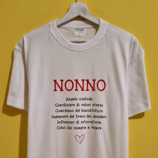La Festa dei Nonni si celebra il 2 ottobre ed è l’occasione perfetta per ringraziare chi ci vizia, ci coccola e ci supporta sempre. Se stai cercando idee regalo originali per i nonni, le nostre magliette personalizzate sono la scelta giusta: divertenti, ironiche e affettuose, raccontano con una frase quanto sono speciali. Dalle scritte ironiche che strappano un sorriso, alle frasi dolci che scaldano il cuore, ogni maglietta per la Festa dei Nonni è pensata per diventare un ricordo unico. Puoi scegliere design con frasi spiritose, come quelle che rispecchiano il carattere del nonno o della nonna, oppure optare per una t-shirt personalizzata con nomi, date o dettagli che li renderanno fieri di indossarla. Le nostre magliette per nonni e nonne sono realizzate in cotone di alta qualità, perfette da indossare tutti i giorni e resistenti ai lavaggi. Un regalo pratico, emozionante e soprattutto diverso dal solito. Perché regalare una maglietta non è solo un gesto: è dire “ti voglio bene” con stile e un pizzico di ironia. Scegli la tua maglietta personalizzata per la Festa dei Nonni e preparati a vedere i loro occhi brillare di gioia. Un regalo che non finirà in un cassetto, ma che diventerà parte della loro quotidianità… proprio come l’amore che hanno per i loro nipoti.