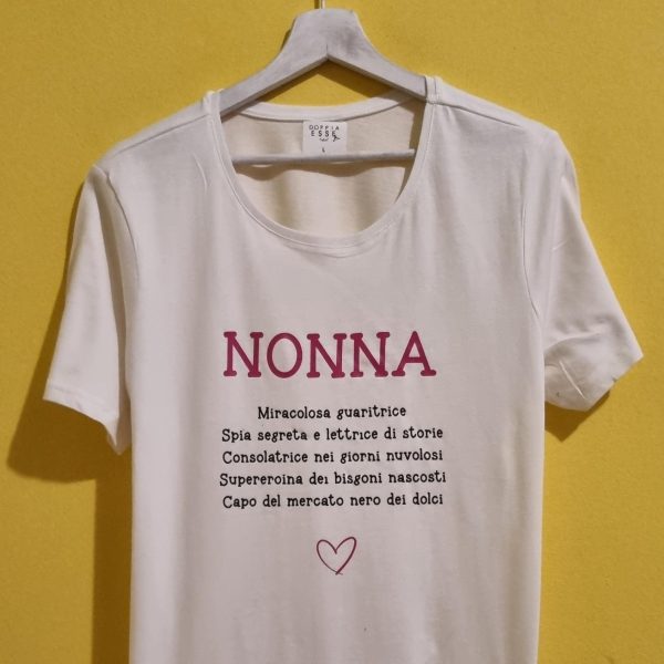 La Festa dei Nonni si celebra il 2 ottobre ed è l’occasione perfetta per ringraziare chi ci vizia, ci coccola e ci supporta sempre. Se stai cercando idee regalo originali per i nonni, le nostre magliette personalizzate sono la scelta giusta: divertenti, ironiche e affettuose, raccontano con una frase quanto sono speciali. Dalle scritte ironiche che strappano un sorriso, alle frasi dolci che scaldano il cuore, ogni maglietta per la Festa dei Nonni è pensata per diventare un ricordo unico. Puoi scegliere design con frasi spiritose, come quelle che rispecchiano il carattere del nonno o della nonna, oppure optare per una t-shirt personalizzata con nomi, date o dettagli che li renderanno fieri di indossarla. Le nostre magliette per nonni e nonne sono realizzate in cotone di alta qualità, perfette da indossare tutti i giorni e resistenti ai lavaggi. Un regalo pratico, emozionante e soprattutto diverso dal solito. Perché regalare una maglietta non è solo un gesto: è dire “ti voglio bene” con stile e un pizzico di ironia. Scegli la tua maglietta personalizzata per la Festa dei Nonni e preparati a vedere i loro occhi brillare di gioia. Un regalo che non finirà in un cassetto, ma che diventerà parte della loro quotidianità… proprio come l’amore che hanno per i loro nipoti.