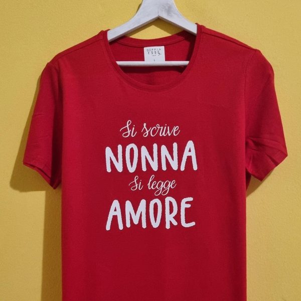 La Festa dei Nonni si celebra il 2 ottobre ed è l’occasione perfetta per ringraziare chi ci vizia, ci coccola e ci supporta sempre. Se stai cercando idee regalo originali per i nonni, le nostre magliette personalizzate sono la scelta giusta: divertenti, ironiche e affettuose, raccontano con una frase quanto sono speciali. Dalle scritte ironiche che strappano un sorriso, alle frasi dolci che scaldano il cuore, ogni maglietta per la Festa dei Nonni è pensata per diventare un ricordo unico. Puoi scegliere design con frasi spiritose, come quelle che rispecchiano il carattere del nonno o della nonna, oppure optare per una t-shirt personalizzata con nomi, date o dettagli che li renderanno fieri di indossarla. Le nostre magliette per nonni e nonne sono realizzate in cotone di alta qualità, perfette da indossare tutti i giorni e resistenti ai lavaggi. Un regalo pratico, emozionante e soprattutto diverso dal solito. Perché regalare una maglietta non è solo un gesto: è dire “ti voglio bene” con stile e un pizzico di ironia. Scegli la tua maglietta personalizzata per la Festa dei Nonni e preparati a vedere i loro occhi brillare di gioia. Un regalo che non finirà in un cassetto, ma che diventerà parte della loro quotidianità… proprio come l’amore che hanno per i loro nipoti.