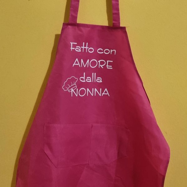 La Festa dei Nonni si celebra il 2 ottobre ed è l’occasione perfetta per ringraziare chi ci vizia, ci coccola e ci supporta sempre. Se stai cercando idee regalo originali per i nonni, le nostre magliette personalizzate sono la scelta giusta: divertenti, ironiche e affettuose, raccontano con una frase quanto sono speciali. Dalle scritte ironiche che strappano un sorriso, alle frasi dolci che scaldano il cuore, ogni maglietta per la Festa dei Nonni è pensata per diventare un ricordo unico. Puoi scegliere design con frasi spiritose, come quelle che rispecchiano il carattere del nonno o della nonna, oppure optare per una t-shirt personalizzata con nomi, date o dettagli che li renderanno fieri di indossarla. Le nostre magliette per nonni e nonne sono realizzate in cotone di alta qualità, perfette da indossare tutti i giorni e resistenti ai lavaggi. Un regalo pratico, emozionante e soprattutto diverso dal solito. Perché regalare una maglietta non è solo un gesto: è dire “ti voglio bene” con stile e un pizzico di ironia. Scegli la tua maglietta personalizzata per la Festa dei Nonni e preparati a vedere i loro occhi brillare di gioia. Un regalo che non finirà in un cassetto, ma che diventerà parte della loro quotidianità… proprio come l’amore che hanno per i loro nipoti.
