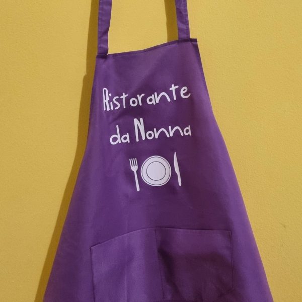 La Festa dei Nonni si celebra il 2 ottobre ed è l’occasione perfetta per ringraziare chi ci vizia, ci coccola e ci supporta sempre. Se stai cercando idee regalo originali per i nonni, le nostre magliette personalizzate sono la scelta giusta: divertenti, ironiche e affettuose, raccontano con una frase quanto sono speciali. Dalle scritte ironiche che strappano un sorriso, alle frasi dolci che scaldano il cuore, ogni maglietta per la Festa dei Nonni è pensata per diventare un ricordo unico. Puoi scegliere design con frasi spiritose, come quelle che rispecchiano il carattere del nonno o della nonna, oppure optare per una t-shirt personalizzata con nomi, date o dettagli che li renderanno fieri di indossarla. Le nostre magliette per nonni e nonne sono realizzate in cotone di alta qualità, perfette da indossare tutti i giorni e resistenti ai lavaggi. Un regalo pratico, emozionante e soprattutto diverso dal solito. Perché regalare una maglietta non è solo un gesto: è dire “ti voglio bene” con stile e un pizzico di ironia. Scegli la tua maglietta personalizzata per la Festa dei Nonni e preparati a vedere i loro occhi brillare di gioia. Un regalo che non finirà in un cassetto, ma che diventerà parte della loro quotidianità… proprio come l’amore che hanno per i loro nipoti.
