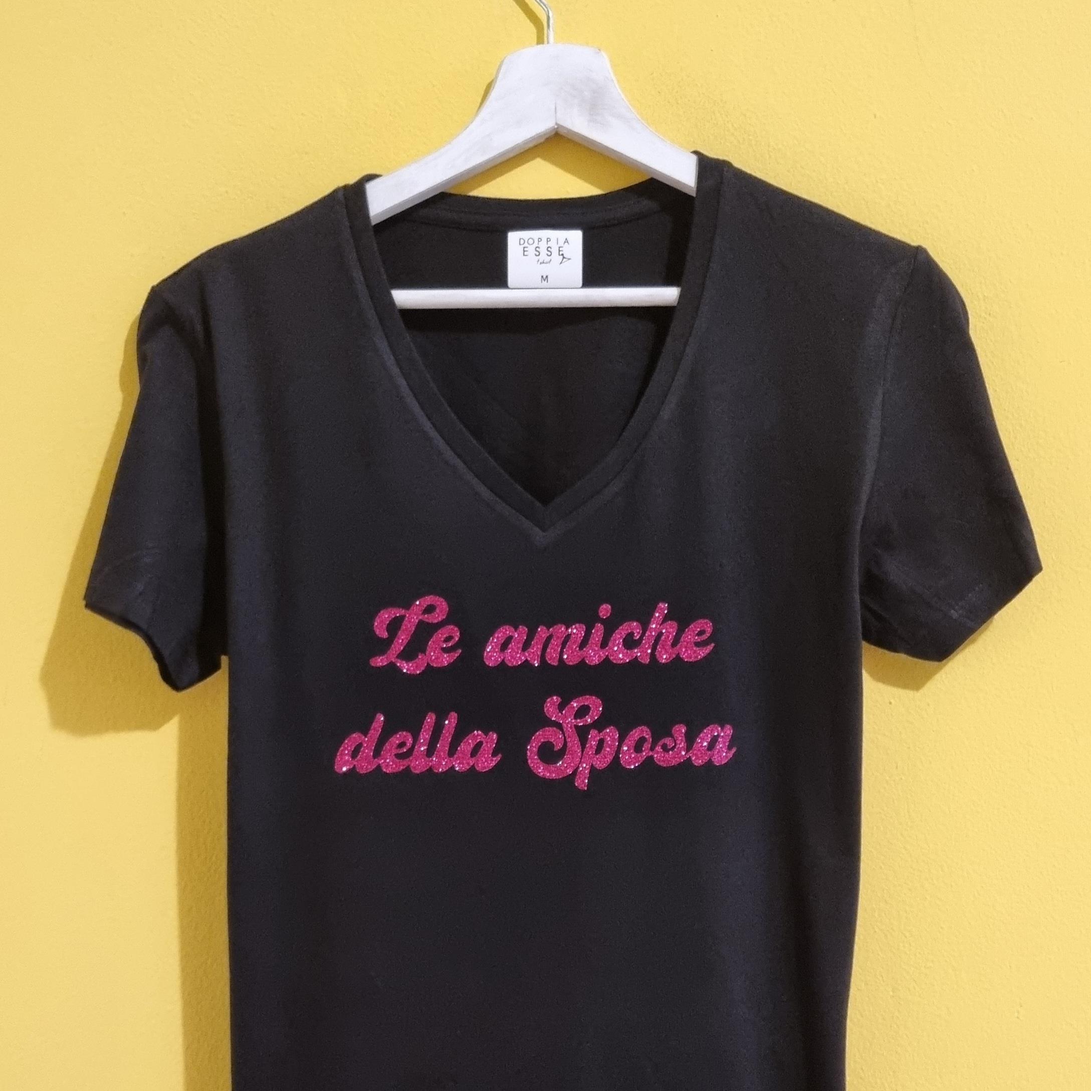 Addio al Nubilato: Magliette, Tazze, Bags, Pochette e Portapassaporti Personalizzati Benvenuta nella nostra sezione dedicata all'addio al nubilato, il momento perfetto per celebrare la futura sposa in grande stile! Qui troverai una selezione di articoli unici e personalizzabili che renderanno indimenticabile questo evento speciale. Dalle magliette alle pochette, tutto è pensato per aggiungere un tocco di ironia e originalità alla vostra festa. Magliette Personalizzate per Addio al Nubilato Le nostre magliette sono un must-have per ogni addio al nubilato! Disponibili in una varietà di colori e modelli, puoi scegliere tra frasi divertenti, citazioni iconiche o creare un design unico per il vostro gruppo. Perfette per immortalare la complicità tra la sposa e le sue amiche. Tazze Divertenti e a Tema Regala alla futura sposa e alle sue invitate tazze personalizzate con frasi spiritose o messaggi motivazionali. Un ricordo pratico e simpatico per iniziare ogni giornata con un sorriso. Bags e Pochette per Addio al Nubilato Pratiche e chic, le nostre bags e pochette sono perfette per contenere tutto il necessario durante la serata. Personalizzabili con nomi, date o disegni, aggiungono un tocco glamour e ironico al look di ogni partecipante. Portapassaporti Personalizzati Per le spose che amano viaggiare, i nostri portapassaporti personalizzati sono il regalo ideale. Eleganti e utili, possono essere decorati con messaggi unici per accompagnare la sposa nelle sue avventure future. Perché Scegliere i Nostri Prodotti? Personalizzazione su misura: ogni articolo è unico, proprio come la vostra festa. Materiali di alta qualità: garantiamo prodotti resistenti e dal design impeccabile. Spedizioni veloci: ricevi il tuo ordine in tempo per l'evento. Organizza il Tuo Addio al Nubilato con Stile! Crea ricordi indimenticabili con i nostri prodotti personalizzati per l'addio al nubilato. Che tu stia pianificando una serata scatenata o un weekend rilassante, abbiamo tutto ciò che ti serve per rendere questo evento davvero speciale. Non aspettare! Scopri la nostra collezione e inizia a personalizzare subito gli articoli per l'addio al nubilato dei tuoi sogni!