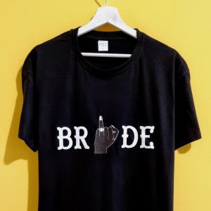 Addio al Nubilato: Magliette, Tazze, Bags, Pochette e Portapassaporti Personalizzati Benvenuta nella nostra sezione dedicata all'addio al nubilato, il momento perfetto per celebrare la futura sposa in grande stile! Qui troverai una selezione di articoli unici e personalizzabili che renderanno indimenticabile questo evento speciale. Dalle magliette alle pochette, tutto è pensato per aggiungere un tocco di ironia e originalità alla vostra festa. Magliette Personalizzate per Addio al Nubilato Le nostre magliette sono un must-have per ogni addio al nubilato! Disponibili in una varietà di colori e modelli, puoi scegliere tra frasi divertenti, citazioni iconiche o creare un design unico per il vostro gruppo. Perfette per immortalare la complicità tra la sposa e le sue amiche. Tazze Divertenti e a Tema Regala alla futura sposa e alle sue invitate tazze personalizzate con frasi spiritose o messaggi motivazionali. Un ricordo pratico e simpatico per iniziare ogni giornata con un sorriso. Bags e Pochette per Addio al Nubilato Pratiche e chic, le nostre bags e pochette sono perfette per contenere tutto il necessario durante la serata. Personalizzabili con nomi, date o disegni, aggiungono un tocco glamour e ironico al look di ogni partecipante. Portapassaporti Personalizzati Per le spose che amano viaggiare, i nostri portapassaporti personalizzati sono il regalo ideale. Eleganti e utili, possono essere decorati con messaggi unici per accompagnare la sposa nelle sue avventure future. Perché Scegliere i Nostri Prodotti? Personalizzazione su misura: ogni articolo è unico, proprio come la vostra festa. Materiali di alta qualità: garantiamo prodotti resistenti e dal design impeccabile. Spedizioni veloci: ricevi il tuo ordine in tempo per l'evento. Organizza il Tuo Addio al Nubilato con Stile! Crea ricordi indimenticabili con i nostri prodotti personalizzati per l'addio al nubilato. Che tu stia pianificando una serata scatenata o un weekend rilassante, abbiamo tutto ciò che ti serve per rendere questo evento davvero speciale. Non aspettare! Scopri la nostra collezione e inizia a personalizzare subito gli articoli per l'addio al nubilato dei tuoi sogni!