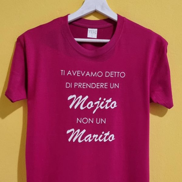 Addio al Nubilato: Magliette, Tazze, Bags, Pochette e Portapassaporti Personalizzati Benvenuta nella nostra sezione dedicata all'addio al nubilato, il momento perfetto per celebrare la futura sposa in grande stile! Qui troverai una selezione di articoli unici e personalizzabili che renderanno indimenticabile questo evento speciale. Dalle magliette alle pochette, tutto è pensato per aggiungere un tocco di ironia e originalità alla vostra festa. Magliette Personalizzate per Addio al Nubilato Le nostre magliette sono un must-have per ogni addio al nubilato! Disponibili in una varietà di colori e modelli, puoi scegliere tra frasi divertenti, citazioni iconiche o creare un design unico per il vostro gruppo. Perfette per immortalare la complicità tra la sposa e le sue amiche. Tazze Divertenti e a Tema Regala alla futura sposa e alle sue invitate tazze personalizzate con frasi spiritose o messaggi motivazionali. Un ricordo pratico e simpatico per iniziare ogni giornata con un sorriso. Bags e Pochette per Addio al Nubilato Pratiche e chic, le nostre bags e pochette sono perfette per contenere tutto il necessario durante la serata. Personalizzabili con nomi, date o disegni, aggiungono un tocco glamour e ironico al look di ogni partecipante. Portapassaporti Personalizzati Per le spose che amano viaggiare, i nostri portapassaporti personalizzati sono il regalo ideale. Eleganti e utili, possono essere decorati con messaggi unici per accompagnare la sposa nelle sue avventure future. Perché Scegliere i Nostri Prodotti? Personalizzazione su misura: ogni articolo è unico, proprio come la vostra festa. Materiali di alta qualità: garantiamo prodotti resistenti e dal design impeccabile. Spedizioni veloci: ricevi il tuo ordine in tempo per l'evento. Organizza il Tuo Addio al Nubilato con Stile! Crea ricordi indimenticabili con i nostri prodotti personalizzati per l'addio al nubilato. Che tu stia pianificando una serata scatenata o un weekend rilassante, abbiamo tutto ciò che ti serve per rendere questo evento davvero speciale. Non aspettare! Scopri la nostra collezione e inizia a personalizzare subito gli articoli per l'addio al nubilato dei tuoi sogni!