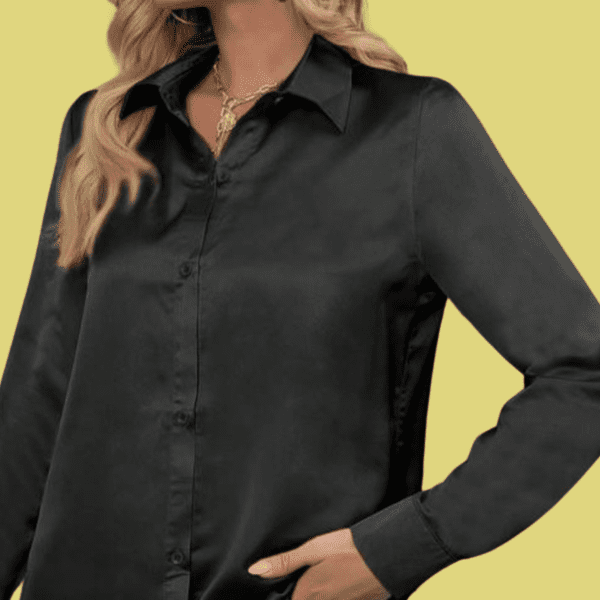 Camicie in Raso Personalizzabili: Eleganza con un Tocco di Ironia Scopri la nostra collezione di camicie in raso, un mix perfetto tra raffinatezza e divertimento. Disponibili nei colori nero, bianco, albicocca e rosa antico, queste camicie sono l’ideale per chi vuole distinguersi con classe. Caratteristiche Uniche Tessuto morbido e luminoso, per un’eleganza senza sforzo. Taglio versatile, adatto a ogni occasione, dal casual al formale. Scritte piccole e ironiche sul lato cuore, perché i dettagli fanno la differenza. Personalizzazione disponibile, per rendere unica la tua camicia con una frase speciale. 💡 Aggiungi un tocco di ironia al tuo stile con le nostre camicie in raso!