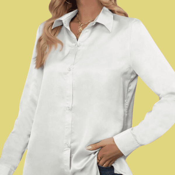 Camicie in Raso Personalizzabili: Eleganza con un Tocco di Ironia Scopri la nostra collezione di camicie in raso, un mix perfetto tra raffinatezza e divertimento. Disponibili nei colori nero, bianco, albicocca e rosa antico, queste camicie sono l’ideale per chi vuole distinguersi con classe. Caratteristiche Uniche Tessuto morbido e luminoso, per un’eleganza senza sforzo. Taglio versatile, adatto a ogni occasione, dal casual al formale. Scritte piccole e ironiche sul lato cuore, perché i dettagli fanno la differenza. Personalizzazione disponibile, per rendere unica la tua camicia con una frase speciale. 💡 Aggiungi un tocco di ironia al tuo stile con le nostre camicie in raso!
