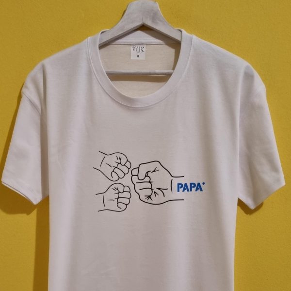 Idee Regalo per la Festa del Papà: Magliette, Tazze, Calze, Portachiavi e Calamite Personalizzate Cerchi il regalo perfetto per la Festa del Papà? Sorprendi il tuo supereroe con un'idea unica e originale! Sul nostro sito trovi magliette divertenti, tazze personalizzate, calze ironiche, portachiavi speciali e calamite con frasi che lo faranno sorridere ogni giorno. Dai classici "Miglior Papà del Mondo" ai messaggi più ironici e affettuosi, ogni prodotto è pensato per rendere questa giornata speciale. Perfetti per padri di ogni età, i nostri regali combinano stile, qualità e tanto humor. 🎁 Regala un sorriso al tuo papà! Scopri ora la nostra collezione di idee regalo per la Festa del Papà e rendi questo giorno indimenticabile.
