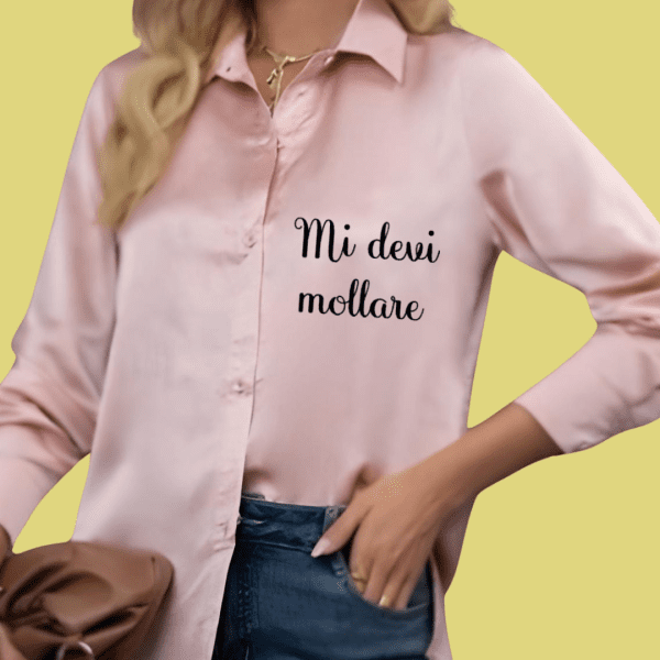 Camicie in Raso Personalizzabili: Eleganza con un Tocco di Ironia Scopri la nostra collezione di camicie in raso, un mix perfetto tra raffinatezza e divertimento. Disponibili nei colori nero, bianco, albicocca e rosa antico, queste camicie sono l’ideale per chi vuole distinguersi con classe. Caratteristiche Uniche Tessuto morbido e luminoso, per un’eleganza senza sforzo. Taglio versatile, adatto a ogni occasione, dal casual al formale. Scritte piccole e ironiche sul lato cuore, perché i dettagli fanno la differenza. Personalizzazione disponibile, per rendere unica la tua camicia con una frase speciale. 💡 Aggiungi un tocco di ironia al tuo stile con le nostre camicie in raso!