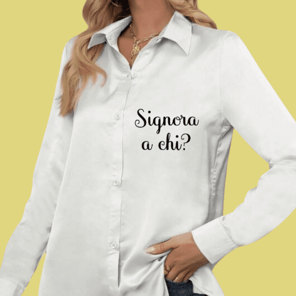 Camicie in Raso Personalizzabili: Eleganza con un Tocco di Ironia Scopri la nostra collezione di camicie in raso, un mix perfetto tra raffinatezza e divertimento. Disponibili nei colori nero, bianco, albicocca e rosa antico, queste camicie sono l’ideale per chi vuole distinguersi con classe. Caratteristiche Uniche Tessuto morbido e luminoso, per un’eleganza senza sforzo. Taglio versatile, adatto a ogni occasione, dal casual al formale. Scritte piccole e ironiche sul lato cuore, perché i dettagli fanno la differenza. Personalizzazione disponibile, per rendere unica la tua camicia con una frase speciale. 💡 Aggiungi un tocco di ironia al tuo stile con le nostre camicie in raso!