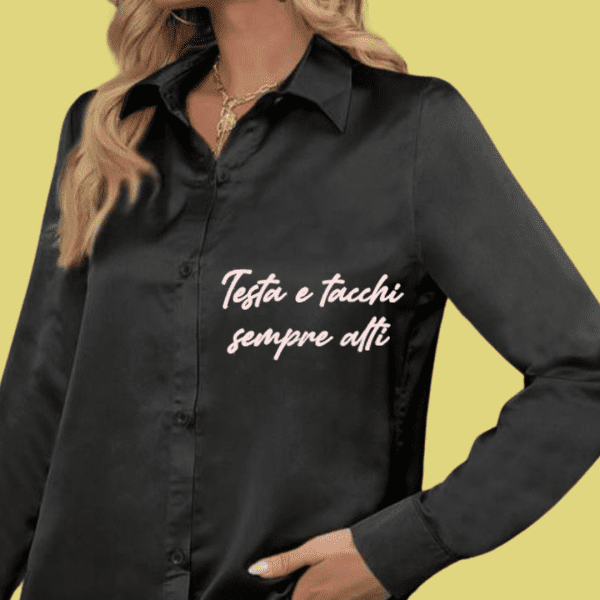 Camicie in Raso Personalizzabili: Eleganza con un Tocco di Ironia Scopri la nostra collezione di camicie in raso, un mix perfetto tra raffinatezza e divertimento. Disponibili nei colori nero, bianco, albicocca e rosa antico, queste camicie sono l’ideale per chi vuole distinguersi con classe. Caratteristiche Uniche Tessuto morbido e luminoso, per un’eleganza senza sforzo. Taglio versatile, adatto a ogni occasione, dal casual al formale. Scritte piccole e ironiche sul lato cuore, perché i dettagli fanno la differenza. Personalizzazione disponibile, per rendere unica la tua camicia con una frase speciale. 💡 Aggiungi un tocco di ironia al tuo stile con le nostre camicie in raso!