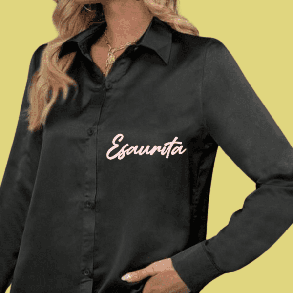 Camicie in Raso Personalizzabili: Eleganza con un Tocco di Ironia Scopri la nostra collezione di camicie in raso, un mix perfetto tra raffinatezza e divertimento. Disponibili nei colori nero, bianco, albicocca e rosa antico, queste camicie sono l’ideale per chi vuole distinguersi con classe. Caratteristiche Uniche Tessuto morbido e luminoso, per un’eleganza senza sforzo. Taglio versatile, adatto a ogni occasione, dal casual al formale. Scritte piccole e ironiche sul lato cuore, perché i dettagli fanno la differenza. Personalizzazione disponibile, per rendere unica la tua camicia con una frase speciale. 💡 Aggiungi un tocco di ironia al tuo stile con le nostre camicie in raso!