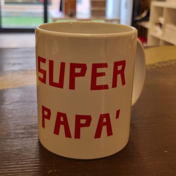 Idee Regalo per la Festa del Papà: Magliette, Tazze, Calze, Portachiavi e Calamite Personalizzate Cerchi il regalo perfetto per la Festa del Papà? Sorprendi il tuo supereroe con un'idea unica e originale! Sul nostro sito trovi magliette divertenti, tazze personalizzate, calze ironiche, portachiavi speciali e calamite con frasi che lo faranno sorridere ogni giorno. Dai classici "Miglior Papà del Mondo" ai messaggi più ironici e affettuosi, ogni prodotto è pensato per rendere questa giornata speciale. Perfetti per padri di ogni età, i nostri regali combinano stile, qualità e tanto humor. 🎁 Regala un sorriso al tuo papà! Scopri ora la nostra collezione di idee regalo per la Festa del Papà e rendi questo giorno indimenticabile.