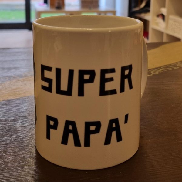 Idee Regalo per la Festa del Papà: Magliette, Tazze, Calze, Portachiavi e Calamite Personalizzate Cerchi il regalo perfetto per la Festa del Papà? Sorprendi il tuo supereroe con un'idea unica e originale! Sul nostro sito trovi magliette divertenti, tazze personalizzate, calze ironiche, portachiavi speciali e calamite con frasi che lo faranno sorridere ogni giorno. Dai classici "Miglior Papà del Mondo" ai messaggi più ironici e affettuosi, ogni prodotto è pensato per rendere questa giornata speciale. Perfetti per padri di ogni età, i nostri regali combinano stile, qualità e tanto humor. 🎁 Regala un sorriso al tuo papà! Scopri ora la nostra collezione di idee regalo per la Festa del Papà e rendi questo giorno indimenticabile.