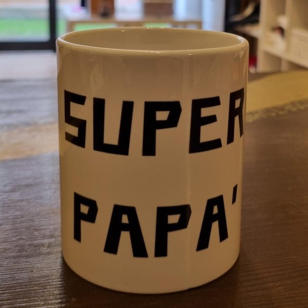 Idee Regalo per la Festa del Papà: Magliette, Tazze, Calze, Portachiavi e Calamite Personalizzate Cerchi il regalo perfetto per la Festa del Papà? Sorprendi il tuo supereroe con un'idea unica e originale! Sul nostro sito trovi magliette divertenti, tazze personalizzate, calze ironiche, portachiavi speciali e calamite con frasi che lo faranno sorridere ogni giorno. Dai classici "Miglior Papà del Mondo" ai messaggi più ironici e affettuosi, ogni prodotto è pensato per rendere questa giornata speciale. Perfetti per padri di ogni età, i nostri regali combinano stile, qualità e tanto humor. 🎁 Regala un sorriso al tuo papà! Scopri ora la nostra collezione di idee regalo per la Festa del Papà e rendi questo giorno indimenticabile.