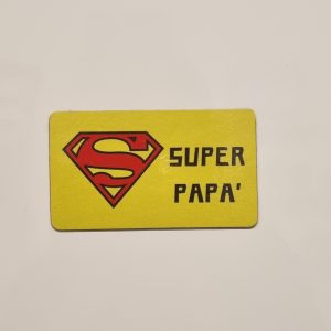 Cerchi un’idea regalo originale per la Festa del Papà? Scopri le nostre calamite con supereroi, perfette per celebrare tutti quei papà che ogni giorno affrontano le sfide con coraggio, ironia e un pizzico di superpoteri! Le nostre calamite non sono semplici gadget, ma vere e proprie dediche personalizzate, pronte a far sorridere e sorprendere il papà più speciale del mondo. Realizzate con materiali di qualità e caratterizzate da design divertenti e colorati, le calamite con i supereroi sono un pensiero simpatico e originale, ideale da attaccare al frigo, in ufficio o in qualsiasi angolo speciale della casa. Ogni calamita celebra il papà come il vero eroe della famiglia, con frasi spiritose e immagini che rendono omaggio a tutti i "Superpapà" di ogni età. Che tuo padre sia un fan dei fumetti o semplicemente un eroe nella vita di tutti i giorni, le calamite supereroi per la Festa del Papà sono un regalo unico che unisce ironia, affetto e un tocco di personalità. Perfette anche da abbinare ad altri regali personalizzati, come t-shirt, tazze o gadget tematici, per creare un set regalo indimenticabile. Non aspettare l’ultimo minuto! Personalizza la tua calamita supereroe e rendi speciale la Festa del Papà con un pensiero originale, divertente e 100% made in Italy. 👉 Scopri tutte le calamite per la Festa del Papà nel nostro shop e trova la più adatta al tuo supereroe di casa! Parole chiave: calamite supereroi festa del papà, calamite personalizzate festa del papà, idee regalo papà originali, calamite divertenti per papà, gadget festa del papàCerchi un’idea regalo originale per la Festa del Papà? Scopri le nostre calamite con supereroi, perfette per celebrare tutti quei papà che ogni giorno affrontano le sfide con coraggio, ironia e un pizzico di superpoteri! Le nostre calamite non sono semplici gadget, ma vere e proprie dediche personalizzate, pronte a far sorridere e sorprendere il papà più speciale del mondo. Realizzate con materiali di qualità e caratterizzate da design divertenti e colorati, le calamite con i supereroi sono un pensiero simpatico e originale, ideale da attaccare al frigo, in ufficio o in qualsiasi angolo speciale della casa. Ogni calamita celebra il papà come il vero eroe della famiglia, con frasi spiritose e immagini che rendono omaggio a tutti i "Superpapà" di ogni età. Che tuo padre sia un fan dei fumetti o semplicemente un eroe nella vita di tutti i giorni, le calamite supereroi per la Festa del Papà sono un regalo unico che unisce ironia, affetto e un tocco di personalità. Perfette anche da abbinare ad altri regali personalizzati, come t-shirt, tazze o gadget tematici, per creare un set regalo indimenticabile. Non aspettare l’ultimo minuto! Personalizza la tua calamita supereroe e rendi speciale la Festa del Papà con un pensiero originale, divertente e 100% made in Italy. 👉 Scopri tutte le calamite per la Festa del Papà nel nostro shop e trova la più adatta al tuo supereroe di casa! Parole chiave: calamite supereroi festa del papà, calamite personalizzate festa del papà, idee regalo papà originali, calamite divertenti per papà, gadget festa del papà