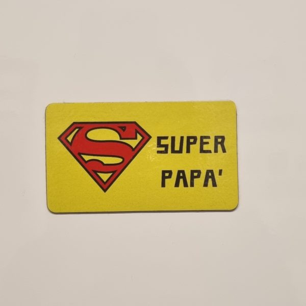 Cerchi un’idea regalo originale per la Festa del Papà? Scopri le nostre calamite con supereroi, perfette per celebrare tutti quei papà che ogni giorno affrontano le sfide con coraggio, ironia e un pizzico di superpoteri! Le nostre calamite non sono semplici gadget, ma vere e proprie dediche personalizzate, pronte a far sorridere e sorprendere il papà più speciale del mondo. Realizzate con materiali di qualità e caratterizzate da design divertenti e colorati, le calamite con i supereroi sono un pensiero simpatico e originale, ideale da attaccare al frigo, in ufficio o in qualsiasi angolo speciale della casa. Ogni calamita celebra il papà come il vero eroe della famiglia, con frasi spiritose e immagini che rendono omaggio a tutti i "Superpapà" di ogni età. Che tuo padre sia un fan dei fumetti o semplicemente un eroe nella vita di tutti i giorni, le calamite supereroi per la Festa del Papà sono un regalo unico che unisce ironia, affetto e un tocco di personalità. Perfette anche da abbinare ad altri regali personalizzati, come t-shirt, tazze o gadget tematici, per creare un set regalo indimenticabile. Non aspettare l’ultimo minuto! Personalizza la tua calamita supereroe e rendi speciale la Festa del Papà con un pensiero originale, divertente e 100% made in Italy. 👉 Scopri tutte le calamite per la Festa del Papà nel nostro shop e trova la più adatta al tuo supereroe di casa! Parole chiave: calamite supereroi festa del papà, calamite personalizzate festa del papà, idee regalo papà originali, calamite divertenti per papà, gadget festa del papàCerchi un’idea regalo originale per la Festa del Papà? Scopri le nostre calamite con supereroi, perfette per celebrare tutti quei papà che ogni giorno affrontano le sfide con coraggio, ironia e un pizzico di superpoteri! Le nostre calamite non sono semplici gadget, ma vere e proprie dediche personalizzate, pronte a far sorridere e sorprendere il papà più speciale del mondo. Realizzate con materiali di qualità e caratterizzate da design divertenti e colorati, le calamite con i supereroi sono un pensiero simpatico e originale, ideale da attaccare al frigo, in ufficio o in qualsiasi angolo speciale della casa. Ogni calamita celebra il papà come il vero eroe della famiglia, con frasi spiritose e immagini che rendono omaggio a tutti i "Superpapà" di ogni età. Che tuo padre sia un fan dei fumetti o semplicemente un eroe nella vita di tutti i giorni, le calamite supereroi per la Festa del Papà sono un regalo unico che unisce ironia, affetto e un tocco di personalità. Perfette anche da abbinare ad altri regali personalizzati, come t-shirt, tazze o gadget tematici, per creare un set regalo indimenticabile. Non aspettare l’ultimo minuto! Personalizza la tua calamita supereroe e rendi speciale la Festa del Papà con un pensiero originale, divertente e 100% made in Italy. 👉 Scopri tutte le calamite per la Festa del Papà nel nostro shop e trova la più adatta al tuo supereroe di casa! Parole chiave: calamite supereroi festa del papà, calamite personalizzate festa del papà, idee regalo papà originali, calamite divertenti per papà, gadget festa del papà