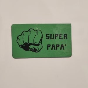 Cerchi un’idea regalo originale per la Festa del Papà? Scopri le nostre calamite con supereroi, perfette per celebrare tutti quei papà che ogni giorno affrontano le sfide con coraggio, ironia e un pizzico di superpoteri! Le nostre calamite non sono semplici gadget, ma vere e proprie dediche personalizzate, pronte a far sorridere e sorprendere il papà più speciale del mondo. Realizzate con materiali di qualità e caratterizzate da design divertenti e colorati, le calamite con i supereroi sono un pensiero simpatico e originale, ideale da attaccare al frigo, in ufficio o in qualsiasi angolo speciale della casa. Ogni calamita celebra il papà come il vero eroe della famiglia, con frasi spiritose e immagini che rendono omaggio a tutti i "Superpapà" di ogni età. Che tuo padre sia un fan dei fumetti o semplicemente un eroe nella vita di tutti i giorni, le calamite supereroi per la Festa del Papà sono un regalo unico che unisce ironia, affetto e un tocco di personalità. Perfette anche da abbinare ad altri regali personalizzati, come t-shirt, tazze o gadget tematici, per creare un set regalo indimenticabile. Non aspettare l’ultimo minuto! Personalizza la tua calamita supereroe e rendi speciale la Festa del Papà con un pensiero originale, divertente e 100% made in Italy. 👉 Scopri tutte le calamite per la Festa del Papà nel nostro shop e trova la più adatta al tuo supereroe di casa! Parole chiave: calamite supereroi festa del papà, calamite personalizzate festa del papà, idee regalo papà originali, calamite divertenti per papà, gadget festa del papà