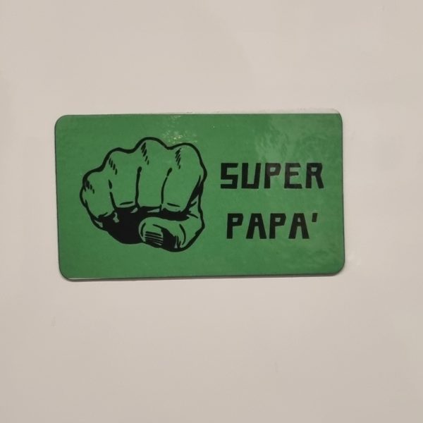 Cerchi un’idea regalo originale per la Festa del Papà? Scopri le nostre calamite con supereroi, perfette per celebrare tutti quei papà che ogni giorno affrontano le sfide con coraggio, ironia e un pizzico di superpoteri! Le nostre calamite non sono semplici gadget, ma vere e proprie dediche personalizzate, pronte a far sorridere e sorprendere il papà più speciale del mondo. Realizzate con materiali di qualità e caratterizzate da design divertenti e colorati, le calamite con i supereroi sono un pensiero simpatico e originale, ideale da attaccare al frigo, in ufficio o in qualsiasi angolo speciale della casa. Ogni calamita celebra il papà come il vero eroe della famiglia, con frasi spiritose e immagini che rendono omaggio a tutti i "Superpapà" di ogni età. Che tuo padre sia un fan dei fumetti o semplicemente un eroe nella vita di tutti i giorni, le calamite supereroi per la Festa del Papà sono un regalo unico che unisce ironia, affetto e un tocco di personalità. Perfette anche da abbinare ad altri regali personalizzati, come t-shirt, tazze o gadget tematici, per creare un set regalo indimenticabile. Non aspettare l’ultimo minuto! Personalizza la tua calamita supereroe e rendi speciale la Festa del Papà con un pensiero originale, divertente e 100% made in Italy. 👉 Scopri tutte le calamite per la Festa del Papà nel nostro shop e trova la più adatta al tuo supereroe di casa! Parole chiave: calamite supereroi festa del papà, calamite personalizzate festa del papà, idee regalo papà originali, calamite divertenti per papà, gadget festa del papà