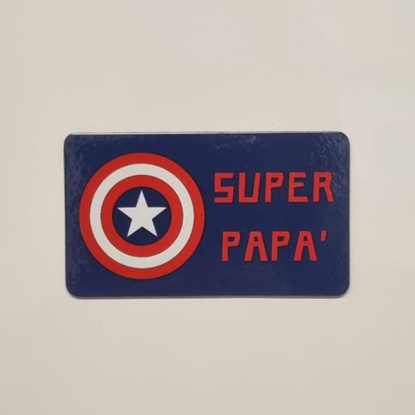 Cerchi un’idea regalo originale per la Festa del Papà? Scopri le nostre calamite con supereroi, perfette per celebrare tutti quei papà che ogni giorno affrontano le sfide con coraggio, ironia e un pizzico di superpoteri! Le nostre calamite non sono semplici gadget, ma vere e proprie dediche personalizzate, pronte a far sorridere e sorprendere il papà più speciale del mondo. Realizzate con materiali di qualità e caratterizzate da design divertenti e colorati, le calamite con i supereroi sono un pensiero simpatico e originale, ideale da attaccare al frigo, in ufficio o in qualsiasi angolo speciale della casa. Ogni calamita celebra il papà come il vero eroe della famiglia, con frasi spiritose e immagini che rendono omaggio a tutti i "Superpapà" di ogni età. Che tuo padre sia un fan dei fumetti o semplicemente un eroe nella vita di tutti i giorni, le calamite supereroi per la Festa del Papà sono un regalo unico che unisce ironia, affetto e un tocco di personalità. Perfette anche da abbinare ad altri regali personalizzati, come t-shirt, tazze o gadget tematici, per creare un set regalo indimenticabile. Non aspettare l’ultimo minuto! Personalizza la tua calamita supereroe e rendi speciale la Festa del Papà con un pensiero originale, divertente e 100% made in Italy. 👉 Scopri tutte le calamite per la Festa del Papà nel nostro shop e trova la più adatta al tuo supereroe di casa! Parole chiave: calamite supereroi festa del papà, calamite personalizzate festa del papà, idee regalo papà originali, calamite divertenti per papà, gadget festa del papà