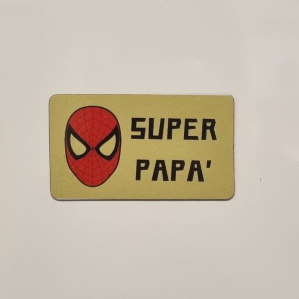 Cerchi un’idea regalo originale per la Festa del Papà? Scopri le nostre calamite con supereroi, perfette per celebrare tutti quei papà che ogni giorno affrontano le sfide con coraggio, ironia e un pizzico di superpoteri! Le nostre calamite non sono semplici gadget, ma vere e proprie dediche personalizzate, pronte a far sorridere e sorprendere il papà più speciale del mondo. Realizzate con materiali di qualità e caratterizzate da design divertenti e colorati, le calamite con i supereroi sono un pensiero simpatico e originale, ideale da attaccare al frigo, in ufficio o in qualsiasi angolo speciale della casa. Ogni calamita celebra il papà come il vero eroe della famiglia, con frasi spiritose e immagini che rendono omaggio a tutti i "Superpapà" di ogni età. Che tuo padre sia un fan dei fumetti o semplicemente un eroe nella vita di tutti i giorni, le calamite supereroi per la Festa del Papà sono un regalo unico che unisce ironia, affetto e un tocco di personalità. Perfette anche da abbinare ad altri regali personalizzati, come t-shirt, tazze o gadget tematici, per creare un set regalo indimenticabile. Non aspettare l’ultimo minuto! Personalizza la tua calamita supereroe e rendi speciale la Festa del Papà con un pensiero originale, divertente e 100% made in Italy. 👉 Scopri tutte le calamite per la Festa del Papà nel nostro shop e trova la più adatta al tuo supereroe di casa! Parole chiave: calamite supereroi festa del papà, calamite personalizzate festa del papà, idee regalo papà originali, calamite divertenti per papà, gadget festa del papà