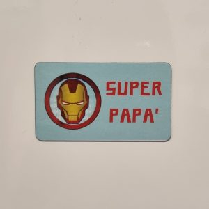 Cerchi un’idea regalo originale per la Festa del Papà? Scopri le nostre calamite con supereroi, perfette per celebrare tutti quei papà che ogni giorno affrontano le sfide con coraggio, ironia e un pizzico di superpoteri! Le nostre calamite non sono semplici gadget, ma vere e proprie dediche personalizzate, pronte a far sorridere e sorprendere il papà più speciale del mondo. Realizzate con materiali di qualità e caratterizzate da design divertenti e colorati, le calamite con i supereroi sono un pensiero simpatico e originale, ideale da attaccare al frigo, in ufficio o in qualsiasi angolo speciale della casa. Ogni calamita celebra il papà come il vero eroe della famiglia, con frasi spiritose e immagini che rendono omaggio a tutti i "Superpapà" di ogni età. Che tuo padre sia un fan dei fumetti o semplicemente un eroe nella vita di tutti i giorni, le calamite supereroi per la Festa del Papà sono un regalo unico che unisce ironia, affetto e un tocco di personalità. Perfette anche da abbinare ad altri regali personalizzati, come t-shirt, tazze o gadget tematici, per creare un set regalo indimenticabile. Non aspettare l’ultimo minuto! Personalizza la tua calamita supereroe e rendi speciale la Festa del Papà con un pensiero originale, divertente e 100% made in Italy. 👉 Scopri tutte le calamite per la Festa del Papà nel nostro shop e trova la più adatta al tuo supereroe di casa! Parole chiave: calamite supereroi festa del papà, calamite personalizzate festa del papà, idee regalo papà originali, calamite divertenti per papà, gadget festa del papà
