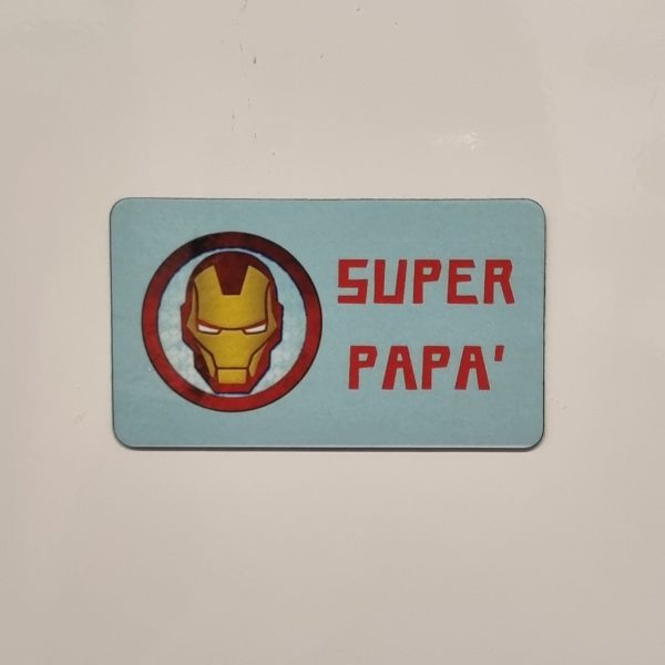 Cerchi un’idea regalo originale per la Festa del Papà? Scopri le nostre calamite con supereroi, perfette per celebrare tutti quei papà che ogni giorno affrontano le sfide con coraggio, ironia e un pizzico di superpoteri! Le nostre calamite non sono semplici gadget, ma vere e proprie dediche personalizzate, pronte a far sorridere e sorprendere il papà più speciale del mondo. Realizzate con materiali di qualità e caratterizzate da design divertenti e colorati, le calamite con i supereroi sono un pensiero simpatico e originale, ideale da attaccare al frigo, in ufficio o in qualsiasi angolo speciale della casa. Ogni calamita celebra il papà come il vero eroe della famiglia, con frasi spiritose e immagini che rendono omaggio a tutti i "Superpapà" di ogni età. Che tuo padre sia un fan dei fumetti o semplicemente un eroe nella vita di tutti i giorni, le calamite supereroi per la Festa del Papà sono un regalo unico che unisce ironia, affetto e un tocco di personalità. Perfette anche da abbinare ad altri regali personalizzati, come t-shirt, tazze o gadget tematici, per creare un set regalo indimenticabile. Non aspettare l’ultimo minuto! Personalizza la tua calamita supereroe e rendi speciale la Festa del Papà con un pensiero originale, divertente e 100% made in Italy. 👉 Scopri tutte le calamite per la Festa del Papà nel nostro shop e trova la più adatta al tuo supereroe di casa! Parole chiave: calamite supereroi festa del papà, calamite personalizzate festa del papà, idee regalo papà originali, calamite divertenti per papà, gadget festa del papà