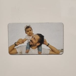 Cerchi un’idea regalo originale per la Festa del Papà? Scopri le nostre calamite con supereroi, perfette per celebrare tutti quei papà che ogni giorno affrontano le sfide con coraggio, ironia e un pizzico di superpoteri! Le nostre calamite non sono semplici gadget, ma vere e proprie dediche personalizzate, pronte a far sorridere e sorprendere il papà più speciale del mondo. Realizzate con materiali di qualità e caratterizzate da design divertenti e colorati, le calamite con i supereroi sono un pensiero simpatico e originale, ideale da attaccare al frigo, in ufficio o in qualsiasi angolo speciale della casa. Ogni calamita celebra il papà come il vero eroe della famiglia, con frasi spiritose e immagini che rendono omaggio a tutti i "Superpapà" di ogni età. Che tuo padre sia un fan dei fumetti o semplicemente un eroe nella vita di tutti i giorni, le calamite supereroi per la Festa del Papà sono un regalo unico che unisce ironia, affetto e un tocco di personalità. Perfette anche da abbinare ad altri regali personalizzati, come t-shirt, tazze o gadget tematici, per creare un set regalo indimenticabile. Non aspettare l’ultimo minuto! Personalizza la tua calamita supereroe e rendi speciale la Festa del Papà con un pensiero originale, divertente e 100% made in Italy. 👉 Scopri tutte le calamite per la Festa del Papà nel nostro shop e trova la più adatta al tuo supereroe di casa! Parole chiave: calamite supereroi festa del papà, calamite personalizzate festa del papà, idee regalo papà originali, calamite divertenti per papà, gadget festa del papà