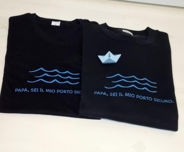 T-shirt e Felpa "Papà sei il mio porto sicuro" con spilla in legno artigianale Un regalo originale e pieno di significato per il tuo papà: t-shirt e felpa personalizzate con la frase "Papà sei il mio porto sicuro" e una spilla in legno a forma di barca, realizzata a mano. Perfette per la Festa del Papà, compleanni o qualsiasi occasione speciale, sono un modo unico per dire "grazie" a chi è sempre stato il tuo punto fermo. Qualità, creatività e tanto amore in un solo prodotto. Scopri tutte le taglie e i colori disponibili e sorprendi tuo papà con un dono unico! Tag utili felpa papà, t-shirt papà, idea regalo festa del papà, regalo originale papà, t-shirt personalizzata papà, felpa personalizzata papà, spilla barca legno, regalo emozionante papà