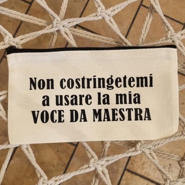 Idee regalo originali per maestre e insegnanti Cerchi un regalo unico e divertente per una maestra speciale? Sei nel posto giusto! In questa categoria trovi idee regalo per maestre e insegnanti pensate per sorprendere con ironia e affetto: t-shirt personalizzate, pochette pratiche, bags stilose e le immancabili tazze con frasi simpatiche, perfette per la pausa caffè in sala insegnanti. Tutti i prodotti sono personalizzati con frasi originali, ironiche o dolci, per dire grazie con un sorriso a chi ogni giorno si prende cura dei nostri figli con passione e pazienza. Che sia per la fine dell’anno scolastico, Natale o semplicemente per dire "sei speciale", qui trovi il regalo giusto per ogni occasione. 🎁 Regali per maestre della scuola dell’infanzia, primaria o medie, tutti artigianali e made in Italy, con la qualità e l’originalità che contraddistingue il nostro brand.