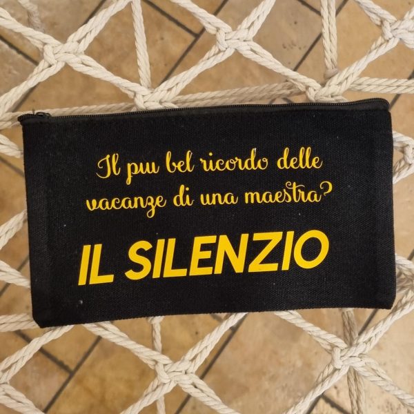 Idee regalo originali per maestre e insegnanti Cerchi un regalo unico e divertente per una maestra speciale? Sei nel posto giusto! In questa categoria trovi idee regalo per maestre e insegnanti pensate per sorprendere con ironia e affetto: t-shirt personalizzate, pochette pratiche, bags stilose e le immancabili tazze con frasi simpatiche, perfette per la pausa caffè in sala insegnanti. Tutti i prodotti sono personalizzati con frasi originali, ironiche o dolci, per dire grazie con un sorriso a chi ogni giorno si prende cura dei nostri figli con passione e pazienza. Che sia per la fine dell’anno scolastico, Natale o semplicemente per dire "sei speciale", qui trovi il regalo giusto per ogni occasione. 🎁 Regali per maestre della scuola dell’infanzia, primaria o medie, tutti artigianali e made in Italy, con la qualità e l’originalità che contraddistingue il nostro brand.